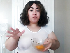 Stephanie Benitez eating a mango
